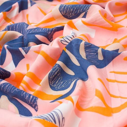 Poplin Rayón Hojas Azules y Beige Fondo Rosa